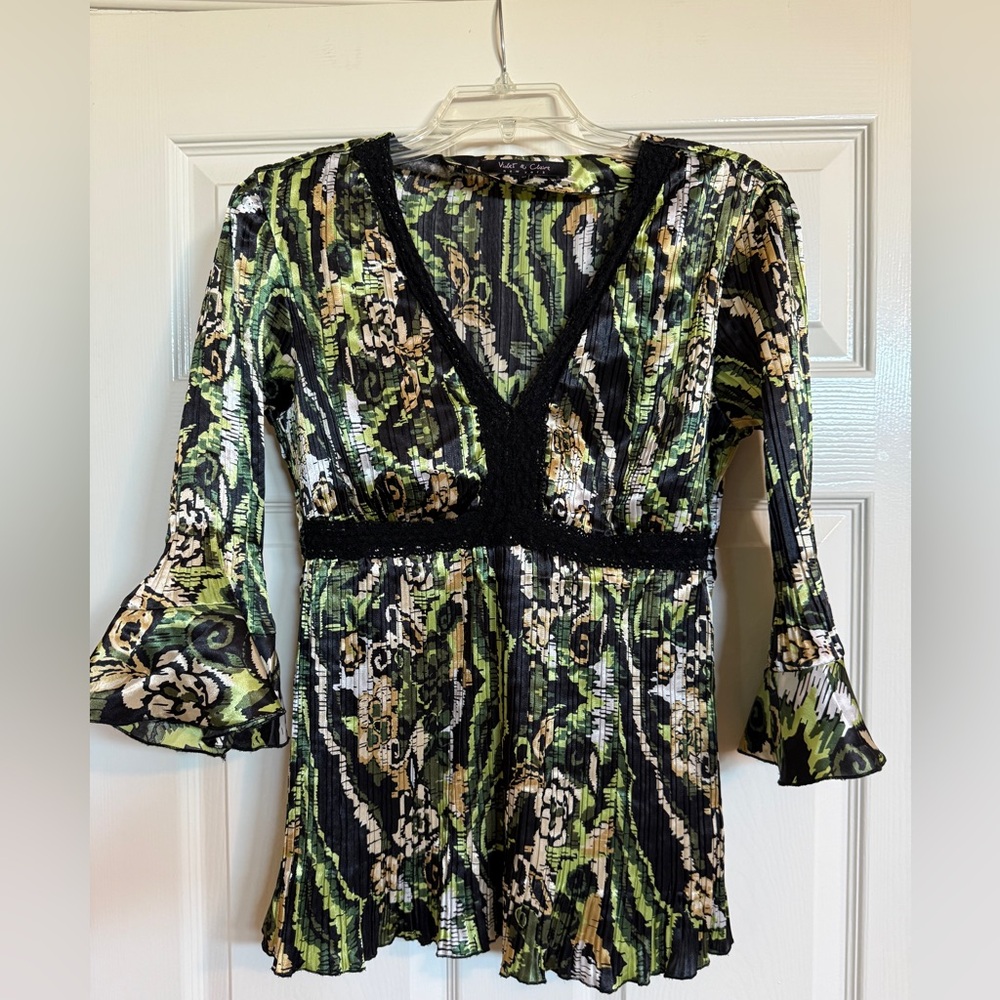 VIOLET & CLAIRE NEW YORK Floral V-Neck Blouse Sz M Crochet Detail